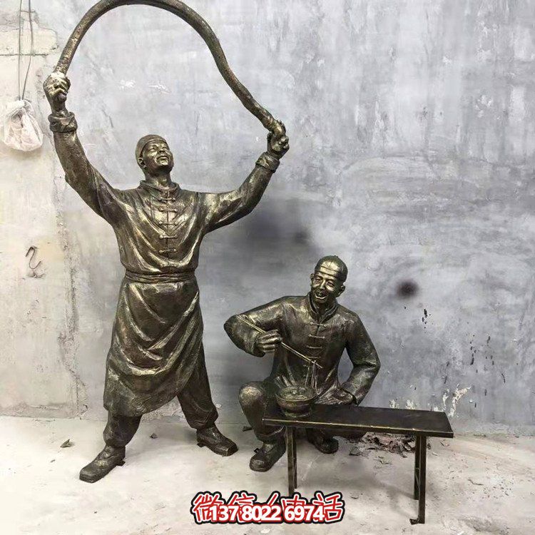 仿銅人物雕塑，裝點現代城市街道