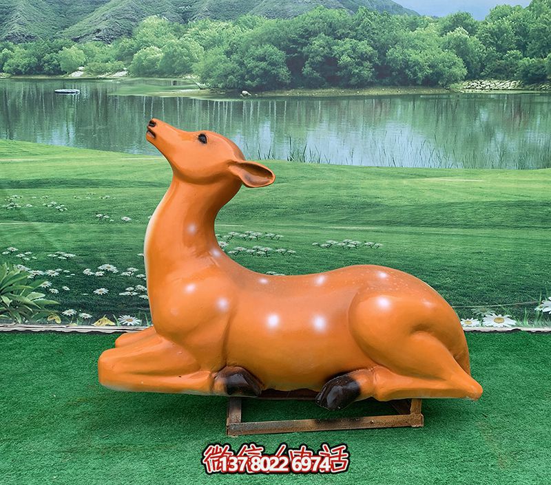 梅花鹿雕塑，繽紛草坪上添彩