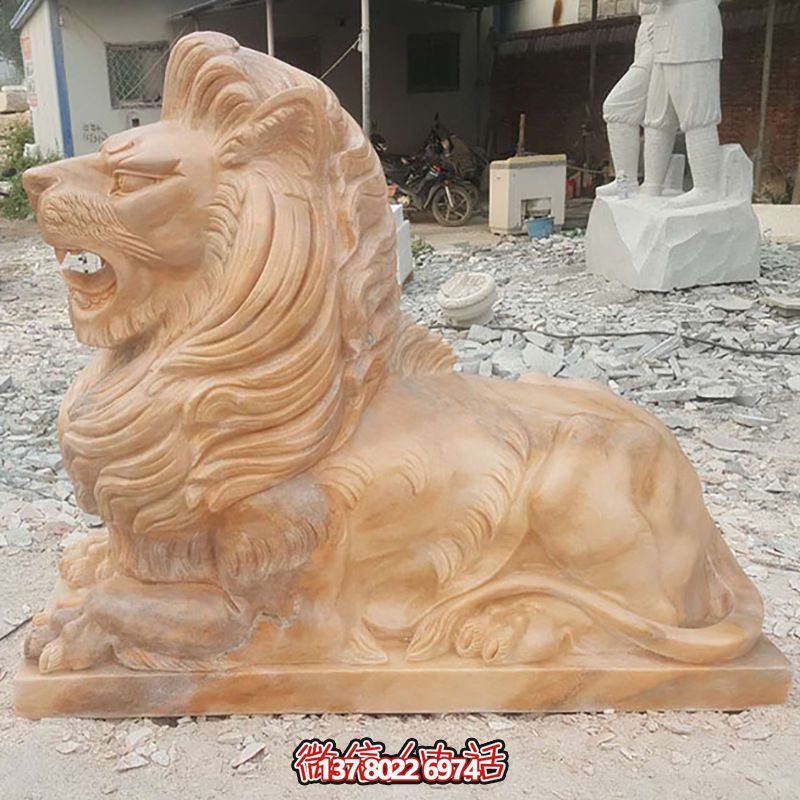 兇猛獅子紅石雕臥著雕塑，為公園景區添彩晚霞之美