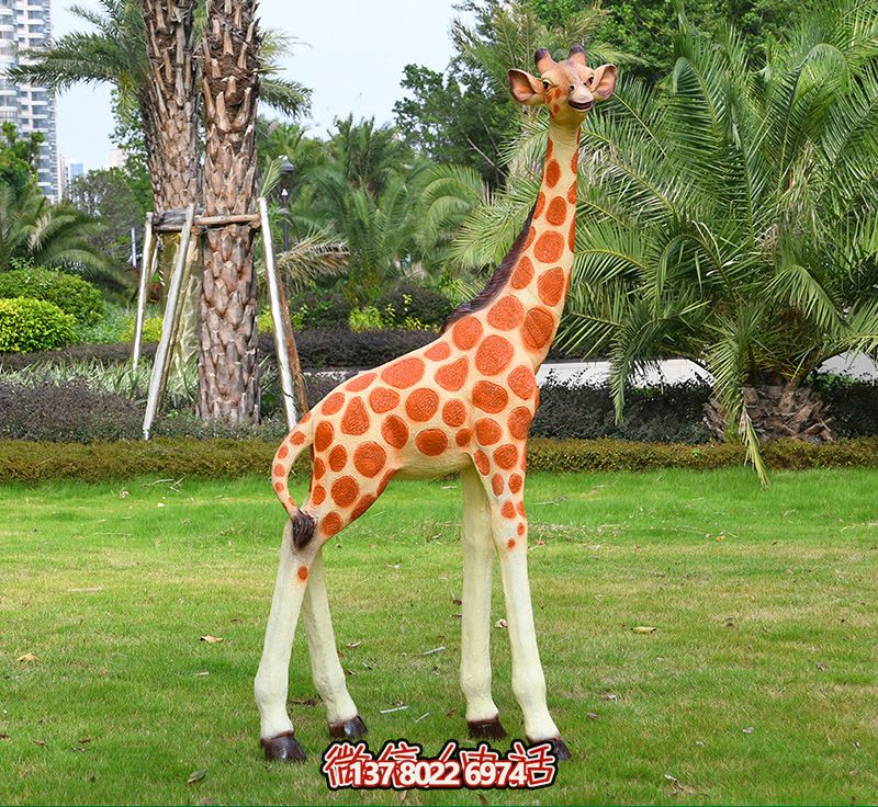 藝術化玻璃鋼仿真大型長頸鹿雕塑，點綴綠色草坪，讓公園更加美觀