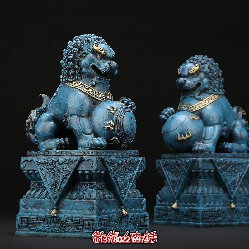 仿古青銅獅子雕塑，為景區(qū)創(chuàng)意增添古樸色彩