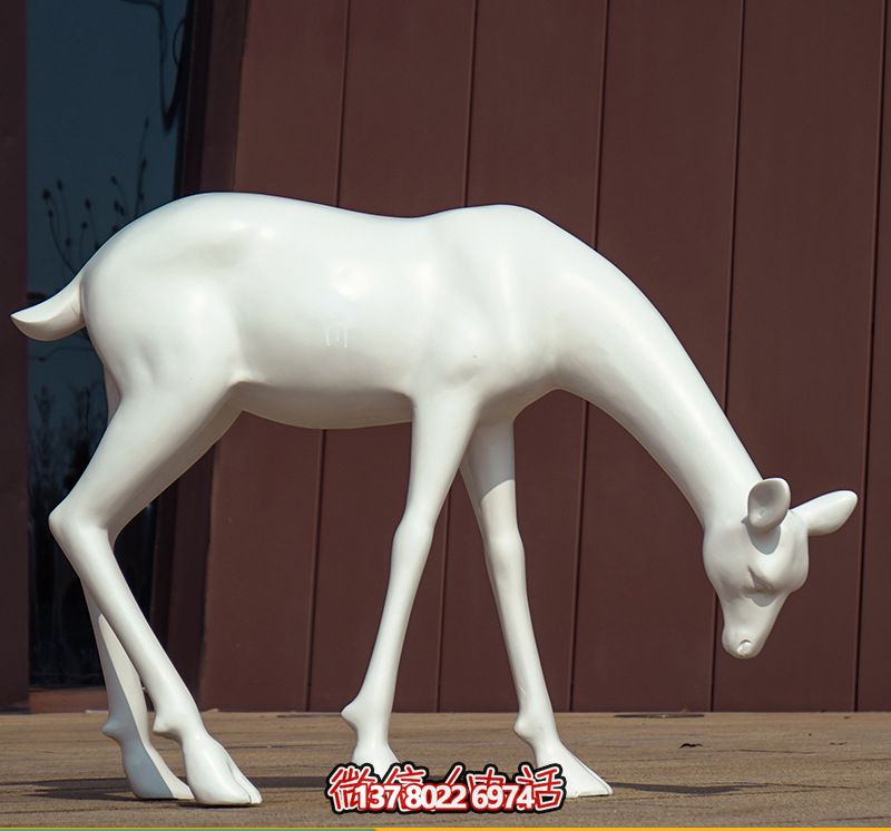 創(chuàng)意景觀酒店，低頭行走，讓鹿雕塑與您相伴