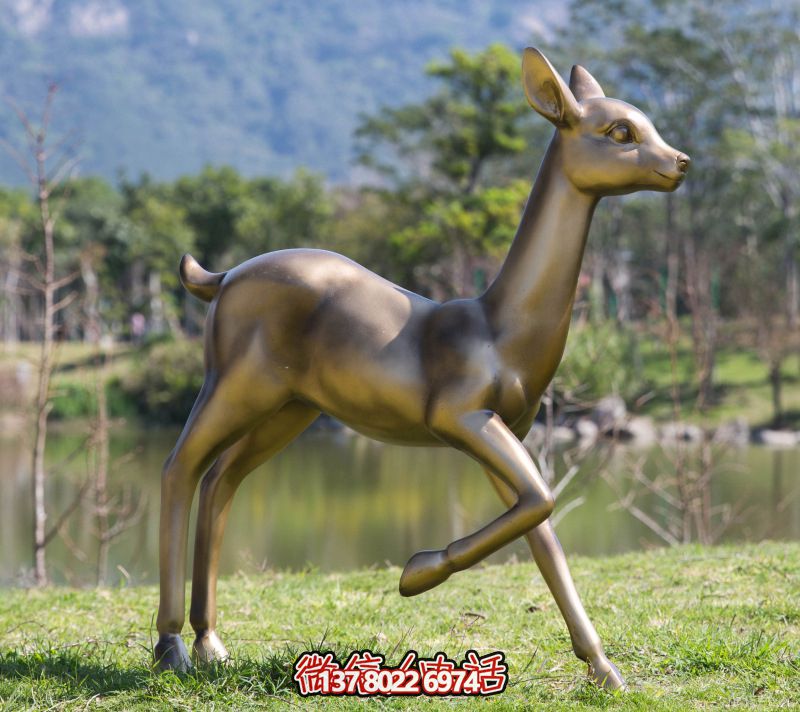 玻璃鋼雕刻仿梅花鹿雕塑，為池塘草坪添彩