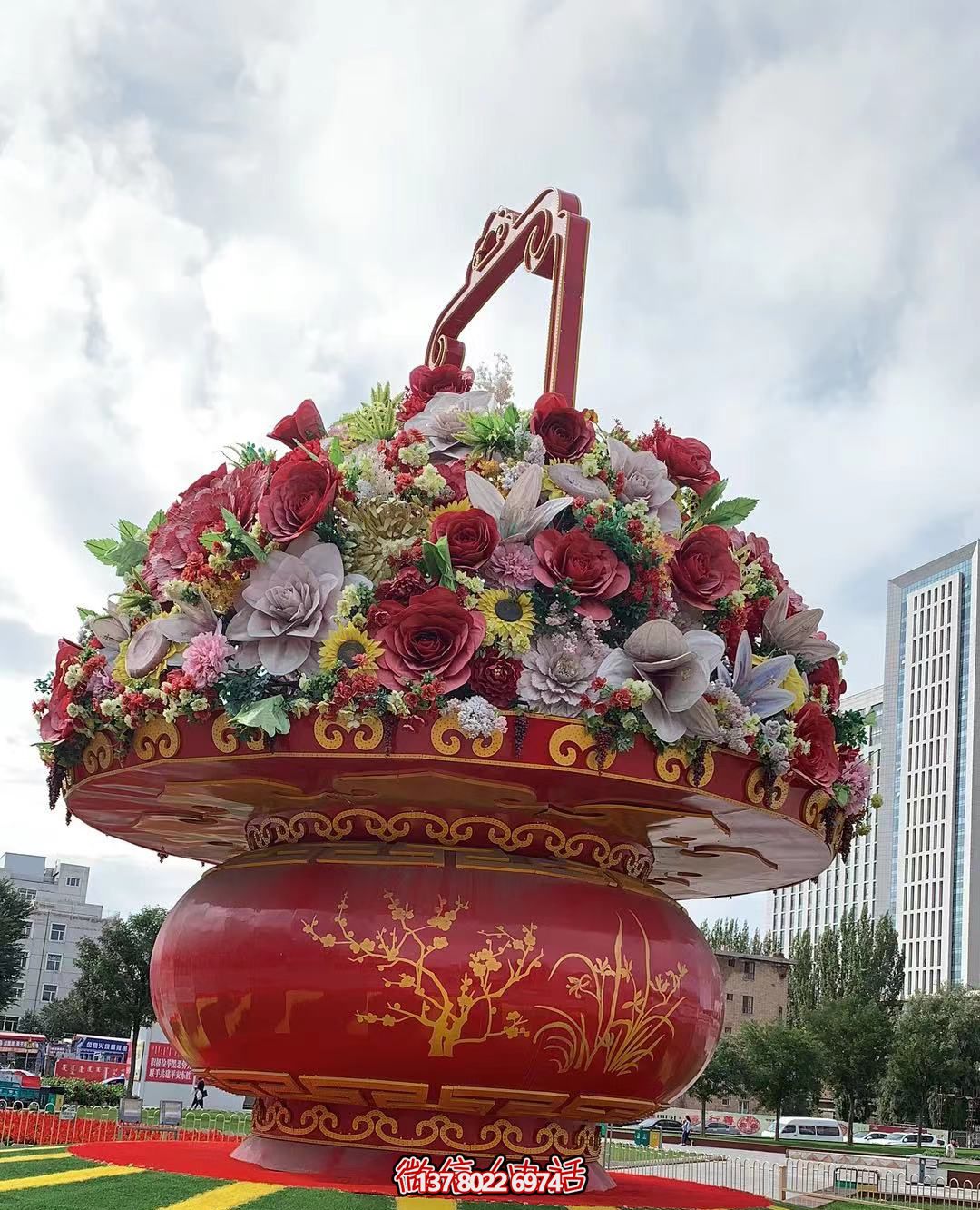 現(xiàn)代五彩花籃，給城市廣場(chǎng)帶來(lái)活力