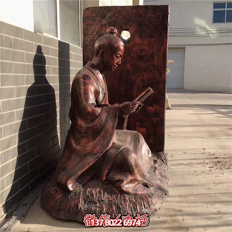 創(chuàng)意銅雕鑿人物看書借光雕塑，點亮景區(qū)美好氛圍