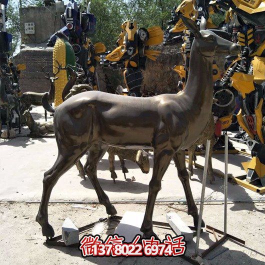 精美雕塑鹿，點綴園林景觀，增添藝術(shù)氣息