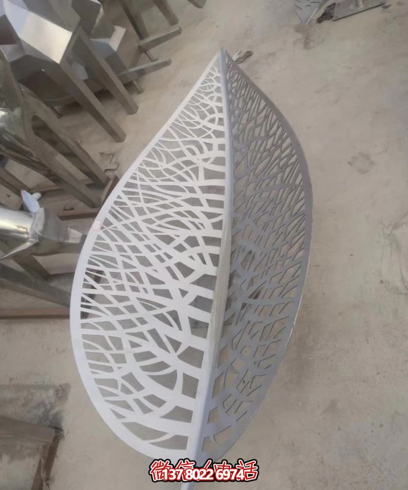 不銹鋼樹葉雕塑，給醫(yī)院藝術(shù)造型帶來絢麗美觀