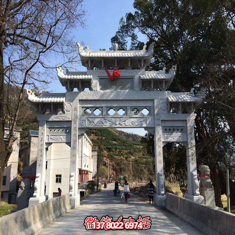 村口石牌坊，三間四柱石雕牌樓