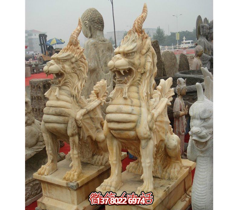 雕塑園里擺放的兩只黃蠟石石雕創意獨角獸雕塑