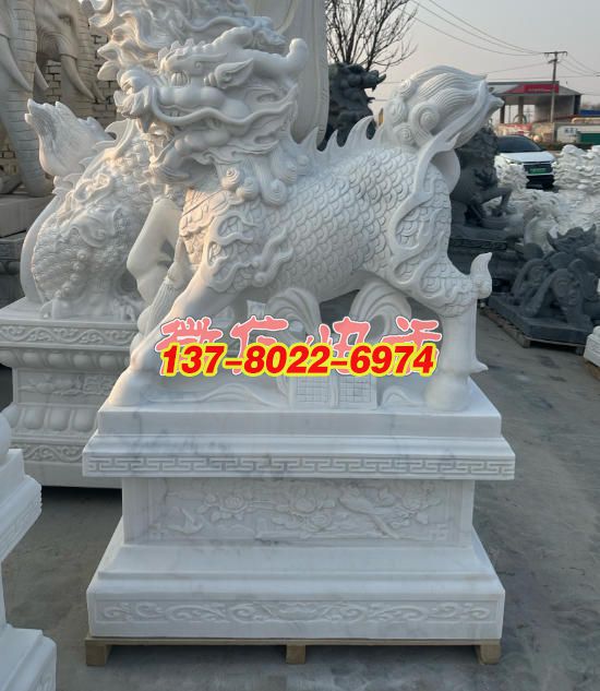 漢白玉麒麟景觀雕塑：祥瑞之姿，石雕藝術(shù)的璀璨綻放